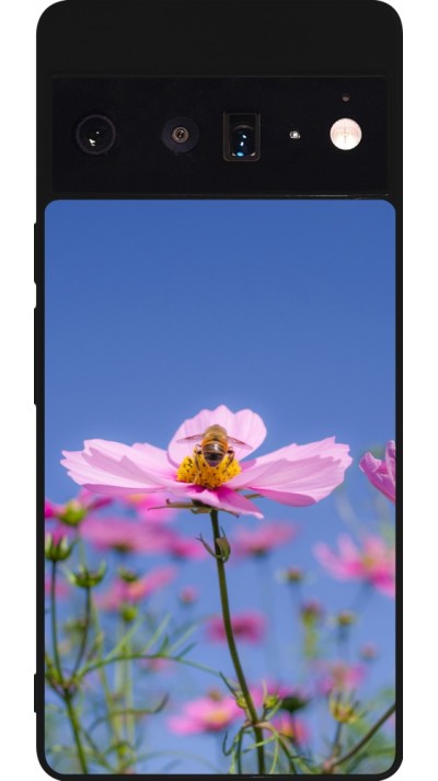 Coque Google Pixel 6 Pro - Silicone rigide noir Bee on a flower 2026