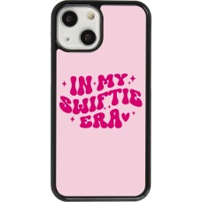 Coque iPhone 13 mini - Taylor Swift In My Swiftie Era - Pink