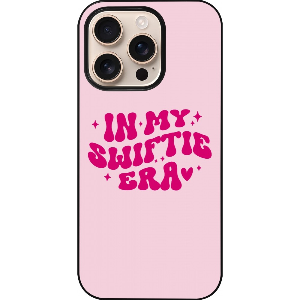 Coque iPhone 16 Pro - Taylor Swift In My Swiftie Era - Pink