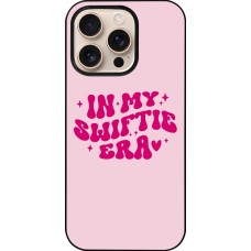 Coque iPhone 16 Pro - Taylor Swift In My Swiftie Era - Pink