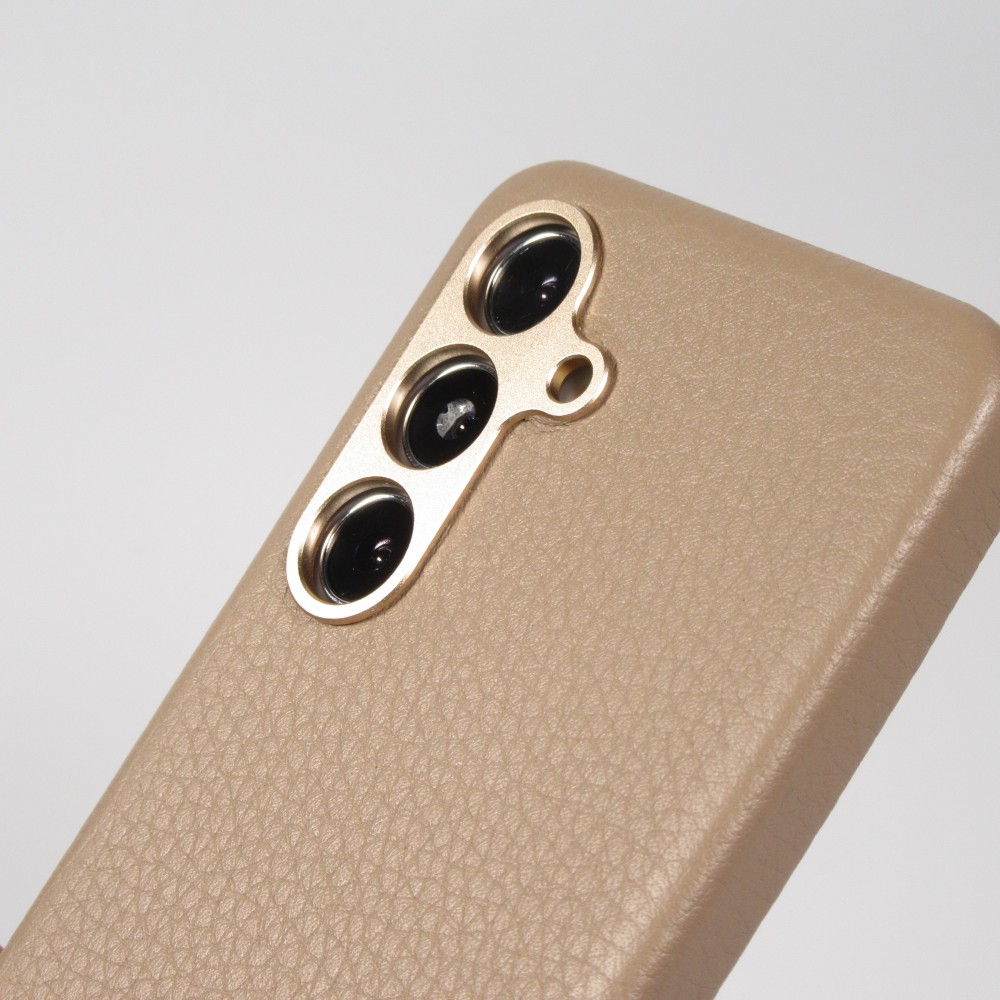 Coque Samsung Galaxy S24 - Cuir de veau luxe grainé intégral avec boutons métalliques et MagSafe - Beige