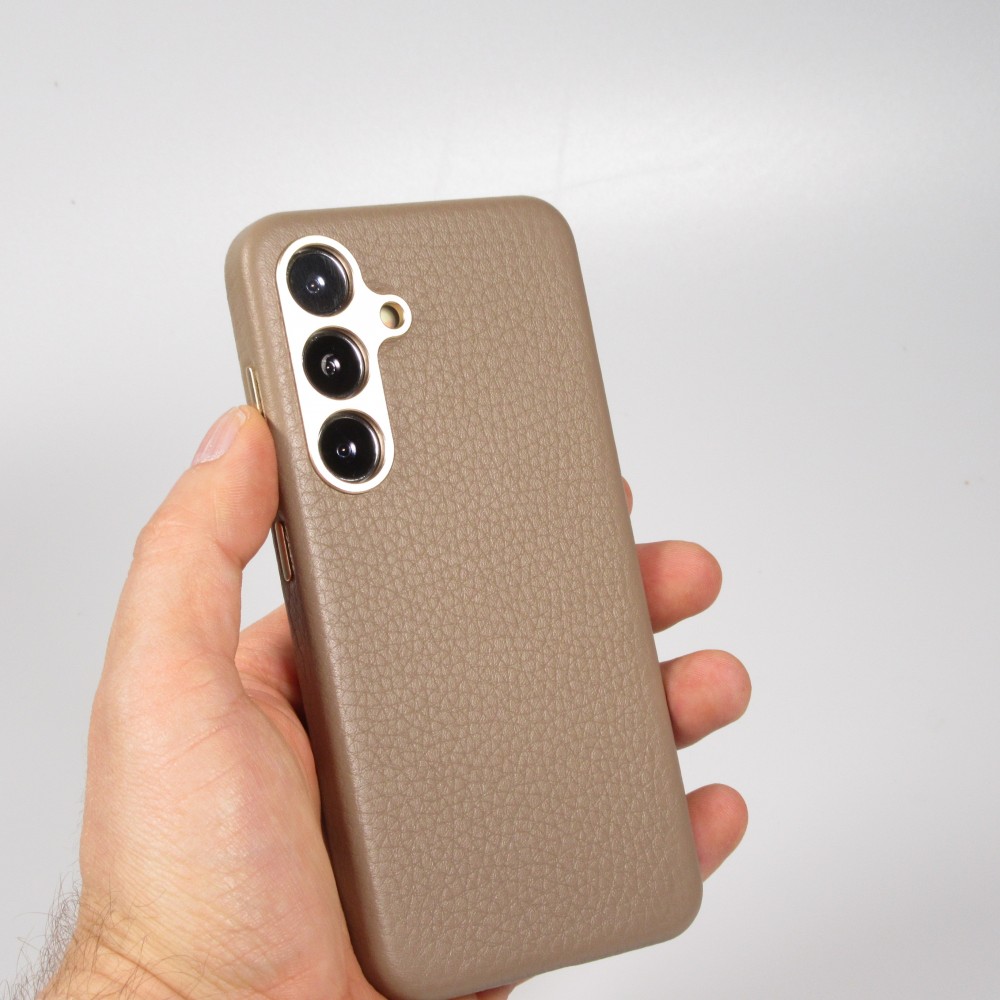 Coque Samsung Galaxy S24 - Cuir de veau luxe grainé intégral avec boutons métalliques et MagSafe - Beige