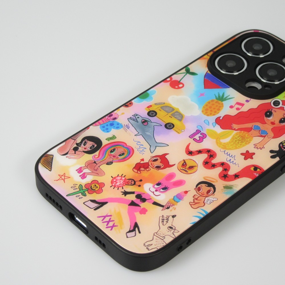 Coque iPhone 13 Pro Max - Karol G Hot cartoons avec surface brillante et bords en silicone noir