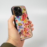 Coque iPhone 13 Pro Max - Karol G Hot cartoons avec surface brillante et bords en silicone noir