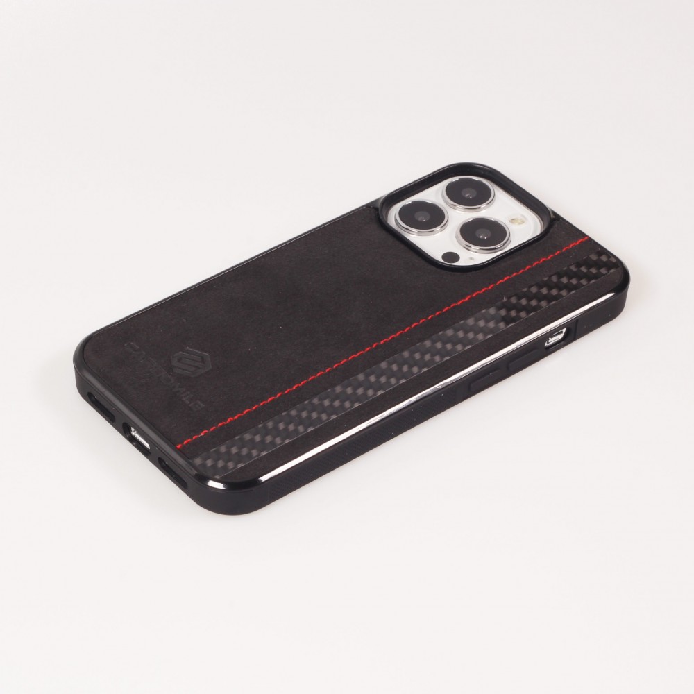 Coque iPhone 14 Pro Max - Carbomile alcantara et carbone avec surpiqûres rouges (compatible MagSafe)