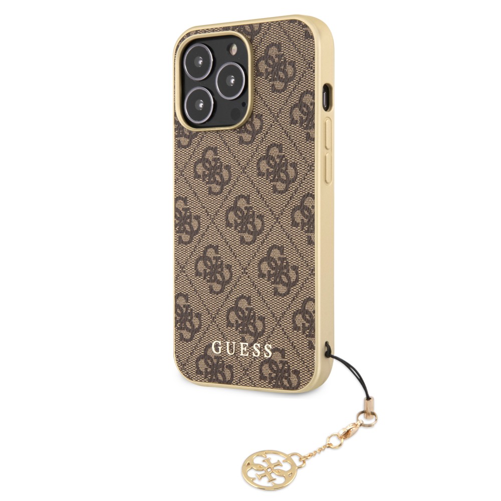 Coque iPhone 13 Pro Max - Guess toile similicuir monogramme logo métallique doré avec pendentif charm - Brun / or