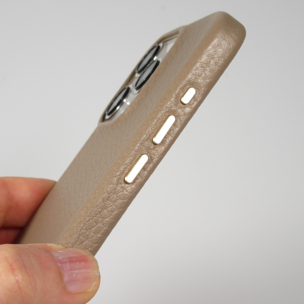 iPhone 14 Pro Max Case H&uuml;lle - Vollst&auml;ndig genarbtes Luxuskalbsleder mit Metallkn&ouml;pfen und MagSafe - Beige
