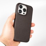 Coque iPhone 15 Pro - Cuir de veau luxe grainé intégral avec boutons métalliques et MagSafe - Brun foncé