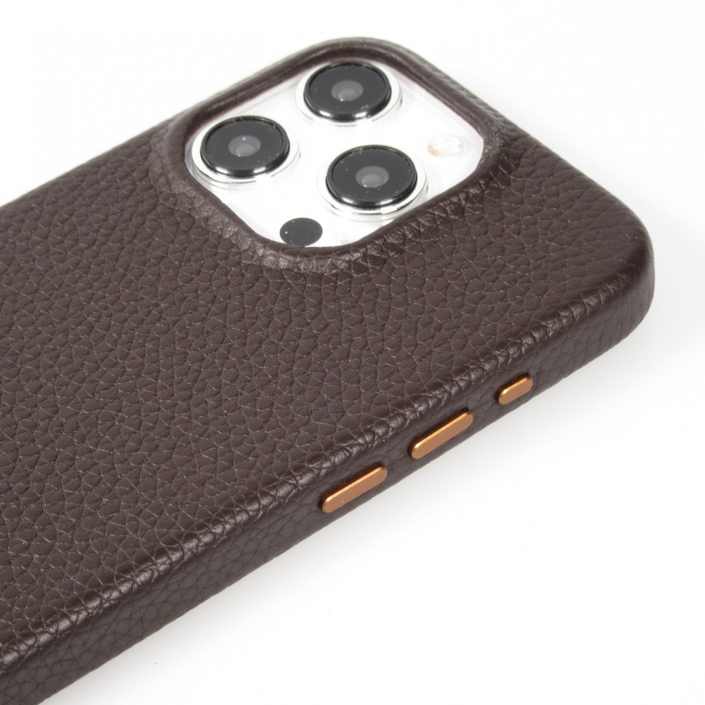 Coque iPhone 15 Pro - Cuir de veau luxe grainé intégral avec boutons métalliques et MagSafe - Brun foncé