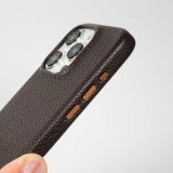 Coque iPhone 15 Pro - Cuir de veau luxe grainé intégral avec boutons métalliques et MagSafe - Brun foncé