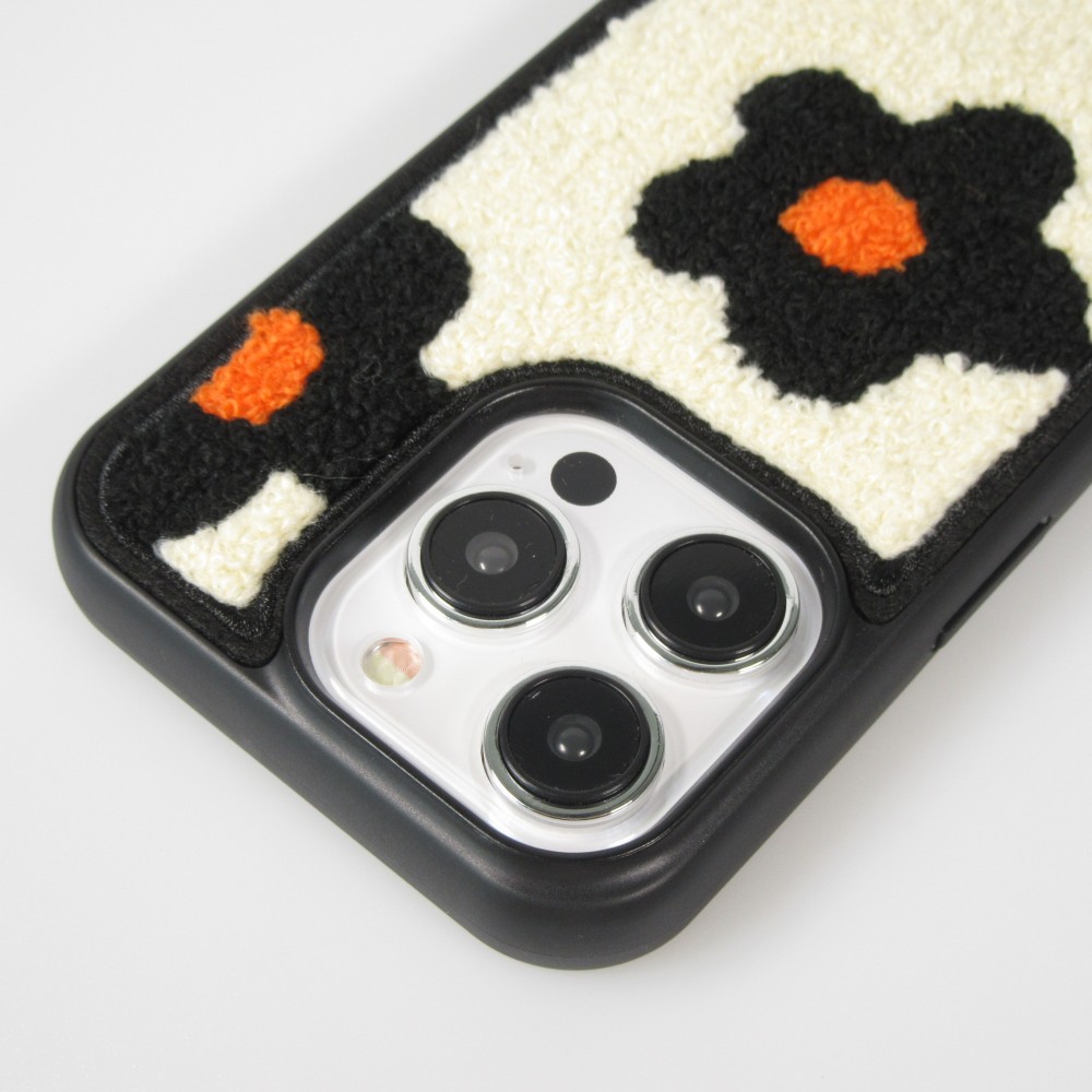 Coque iPhone 15 Pro - Silicone avec surface tufting effet fleur - Noir