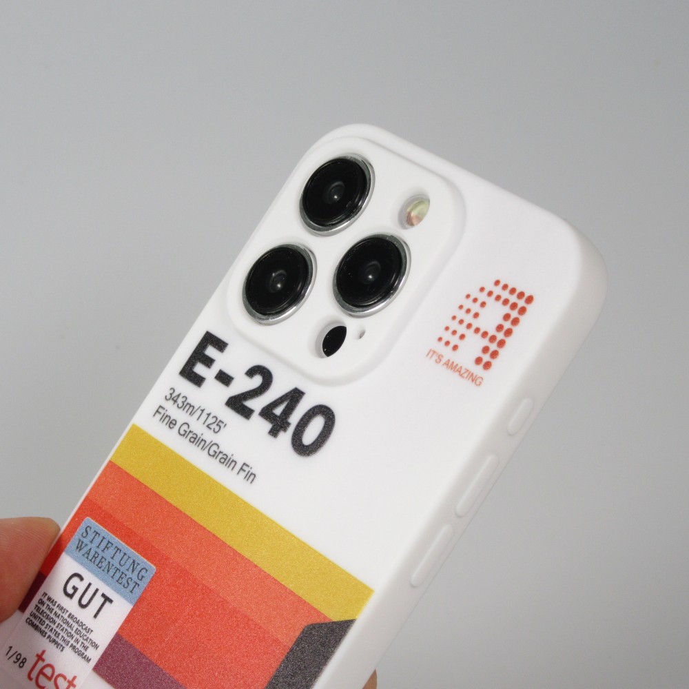Coque iPhone 15 Pro Max - Gel silicone vintage video cassette E-240 - Blanc