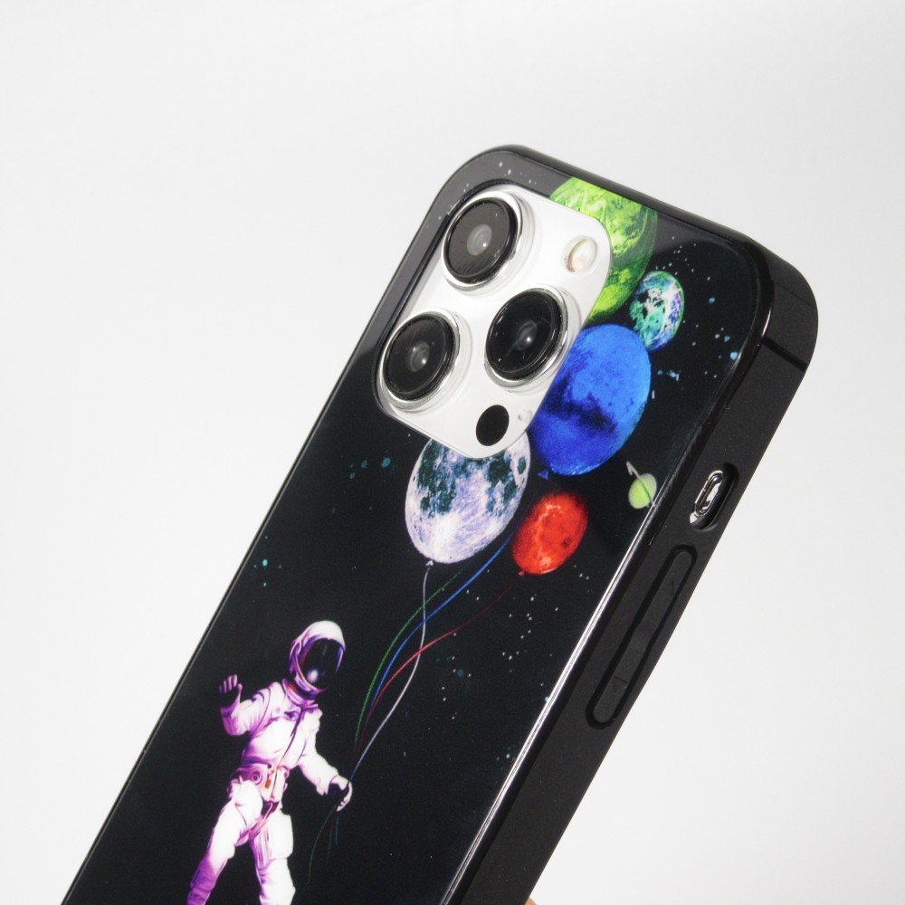 Coque iPhone 15 Pro - Silicone Glossy lumière LED intégrée avec port USB-C - Floating Astronaut - Noir