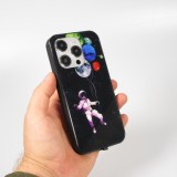 Coque iPhone 15 Pro - Silicone Glossy lumière LED intégrée avec port USB-C - Floating Astronaut - Noir