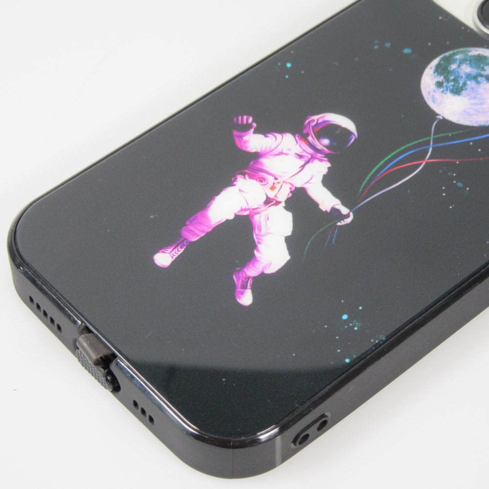 Coque iPhone 15 Pro - Silicone Glossy lumière LED intégrée avec port USB-C - Floating Astronaut - Noir