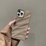 Coque iPhone 15 Pro Max - Silicone avec forme de vague 3D mat - Brun