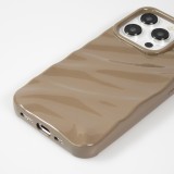Coque iPhone 15 Pro Max - Silicone avec forme de vague 3D mat - Brun