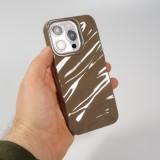 Coque iPhone 15 Pro Max - Silicone avec forme de vague 3D mat - Brun