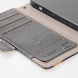 Etui cuir iPhone 13 Pro - Flip Wallet en cuir véritable avec stripe design et compartiment à cartes - Noir