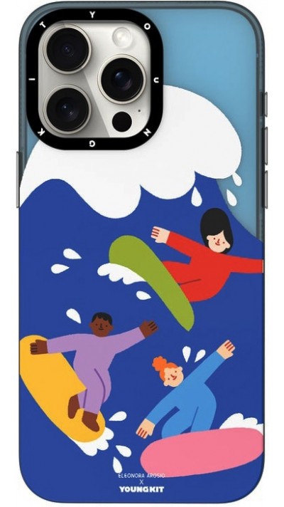 Coque iPhone 15 Pro - Youngkit design Eleonora Arosio Surfeurs colorés et fun à la plage - Multicolor