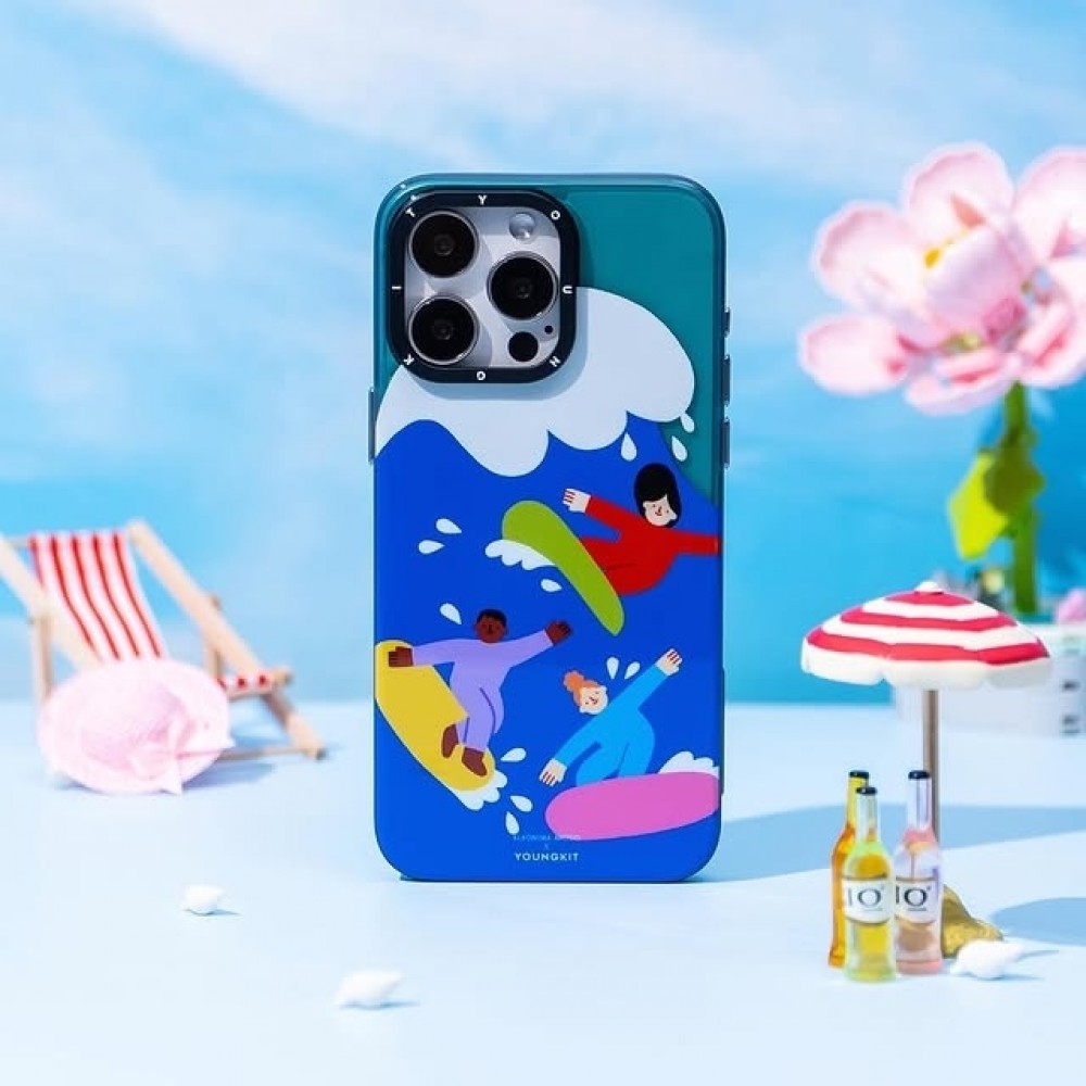 Coque iPhone 15 Pro - Youngkit design Eleonora Arosio Surfeurs colorés et fun à la plage - Multicolor