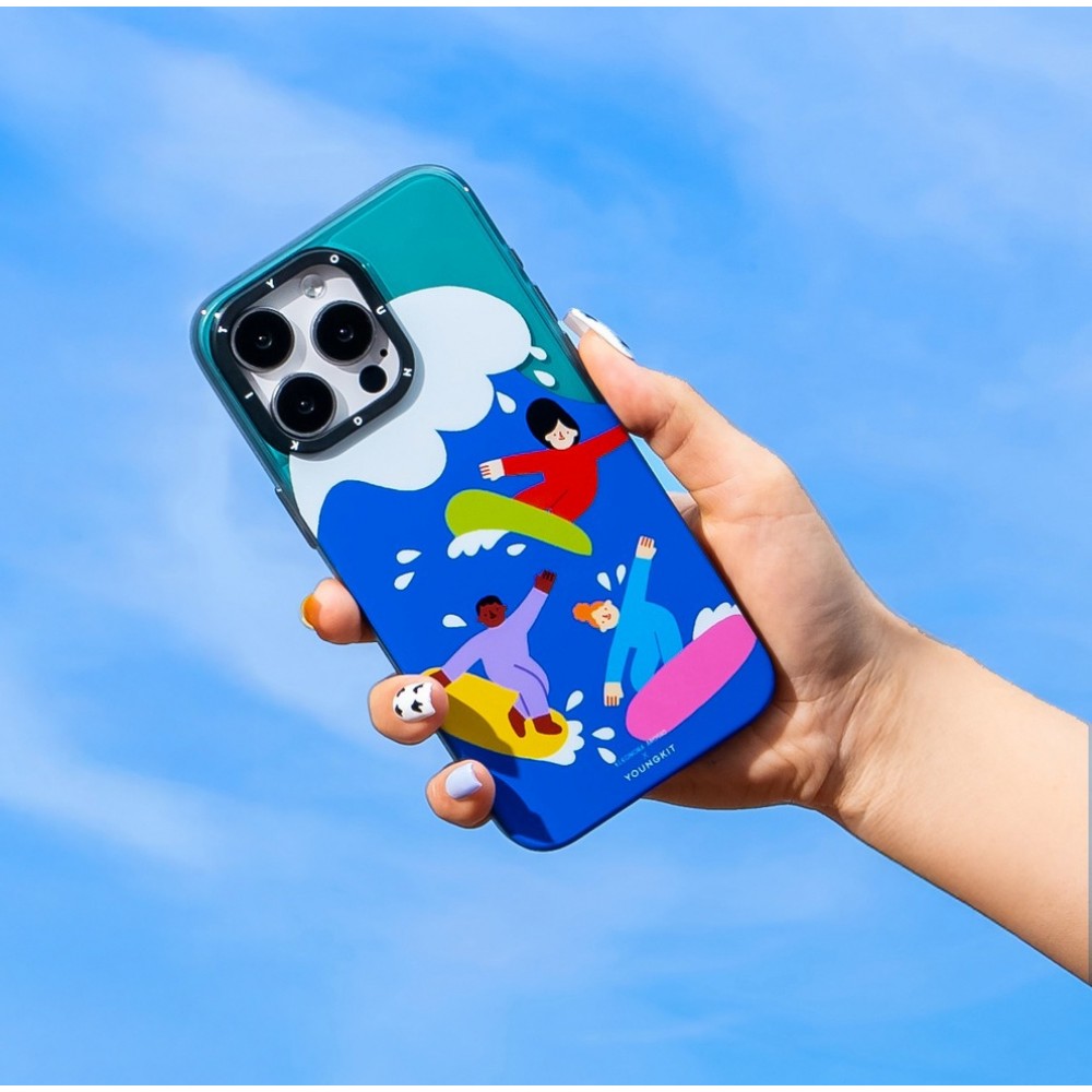 Coque iPhone 15 Pro - Youngkit design Eleonora Arosio Surfeurs colorés et fun à la plage - Multicolor