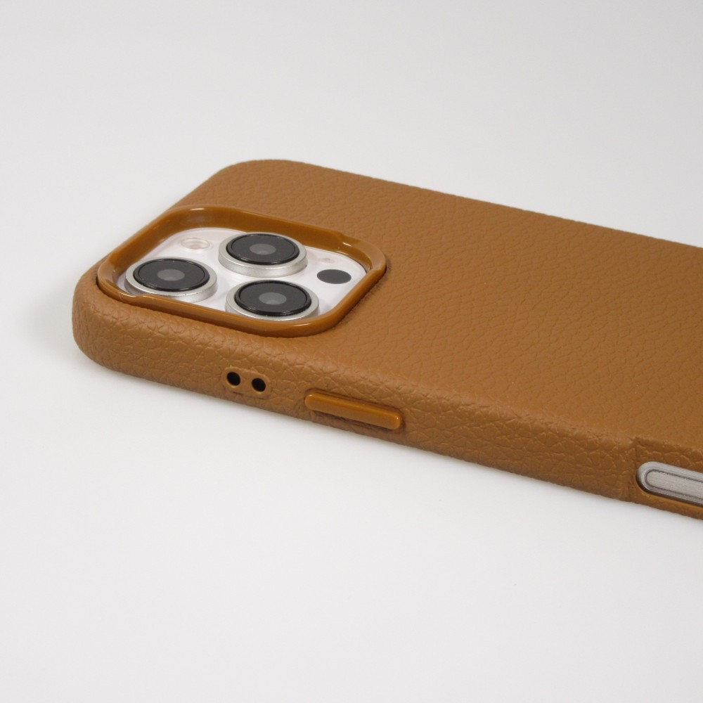 Coque iPhone 16 Pro - Effet cuir avec boutons intégrés et design autour de la caméra - Brun