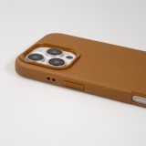 Coque iPhone 16 Pro - Effet cuir avec boutons intégrés et design autour de la caméra - Brun