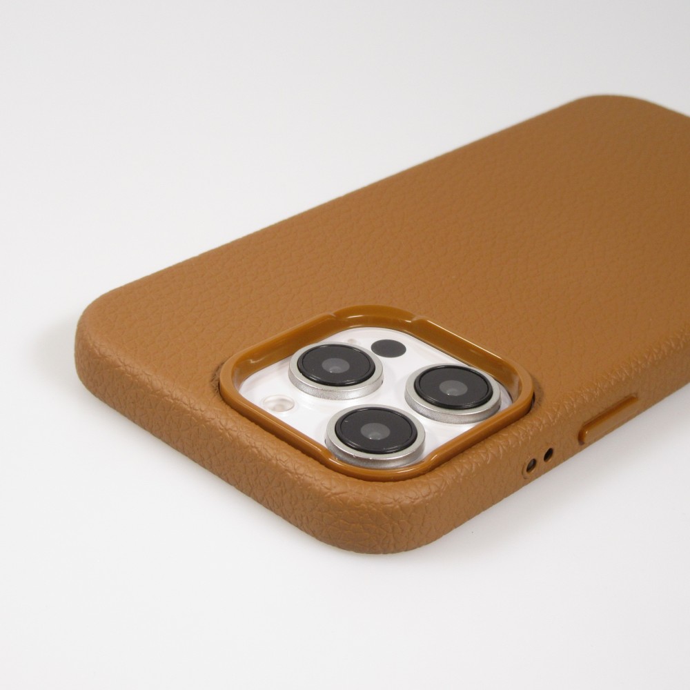 Coque iPhone 16 Pro - Effet cuir avec boutons intégrés et design autour de la caméra - Brun