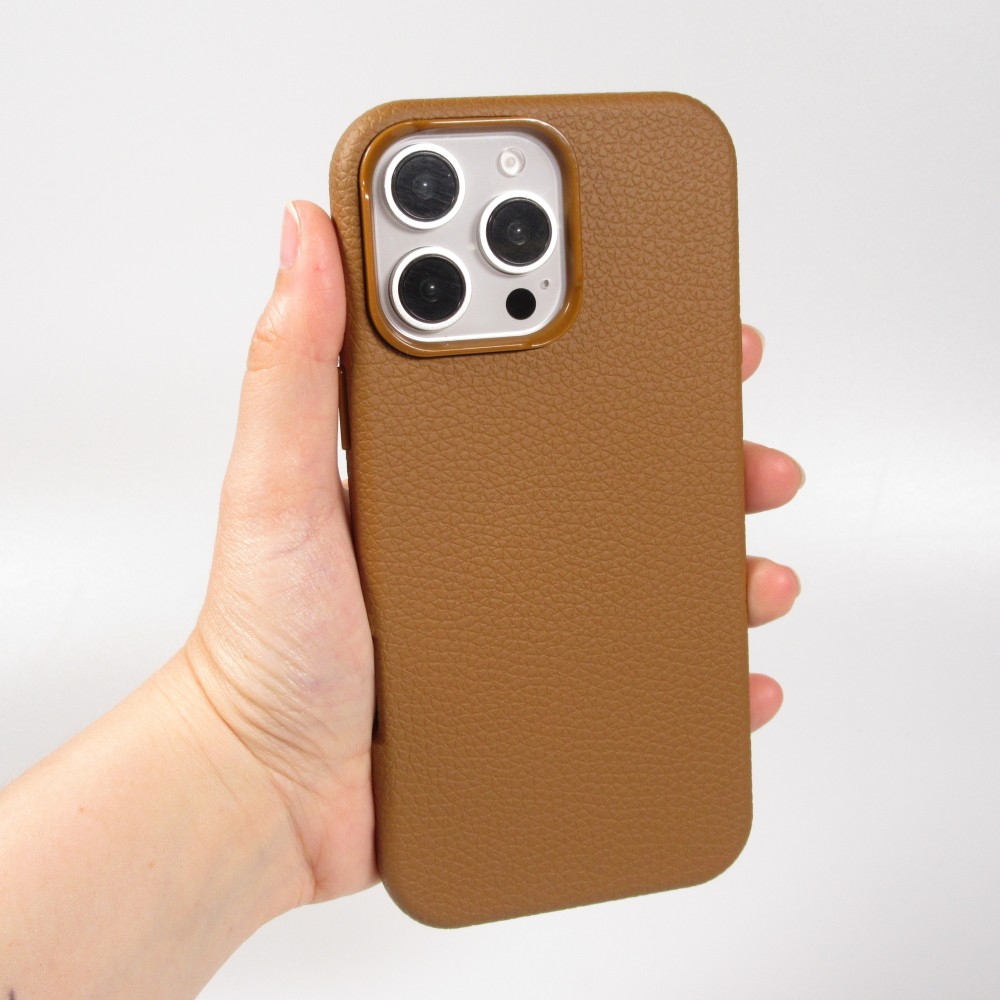 Coque iPhone 16 Pro - Effet cuir avec boutons intégrés et design autour de la caméra - Brun