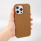 Coque iPhone 16 Pro - Effet cuir avec boutons intégrés et design autour de la caméra - Brun