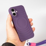 Coque iPhone 16 - Silicone Soft Touch MagSafe avec vagues et lanière - Violet