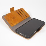 Etui cuir iPhone 17 - Flip Wallet en cuir véritable avec stripe design et compartiment à cartes - Brun clair