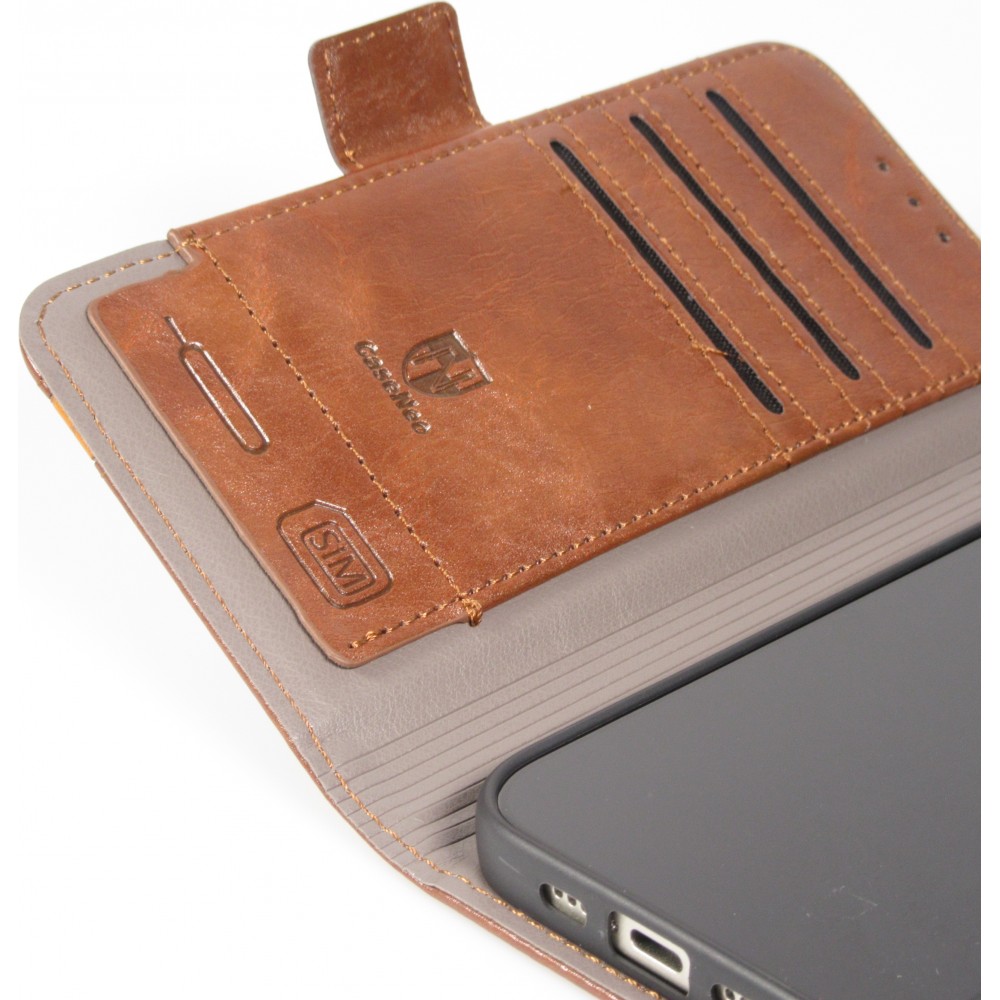 Etui cuir iPhone 17 Pro - Flip Wallet en cuir véritable avec stripe design et compartiment à cartes - Brun foncé