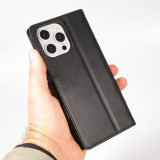 Fourre iPhone 16 Pro Max - Flip matelass&eacute; &eacute;l&eacute;gant avec fermeture magn&eacute;tique et lani&egrave;re et emplacements pour cartes - Noir