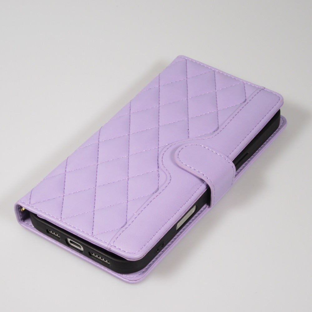 Fourre iPhone 16 Pro Max - Flip matelass&eacute; &eacute;l&eacute;gant avec fermeture magn&eacute;tique et lani&egrave;re et emplacements pour cartes - Violet clair