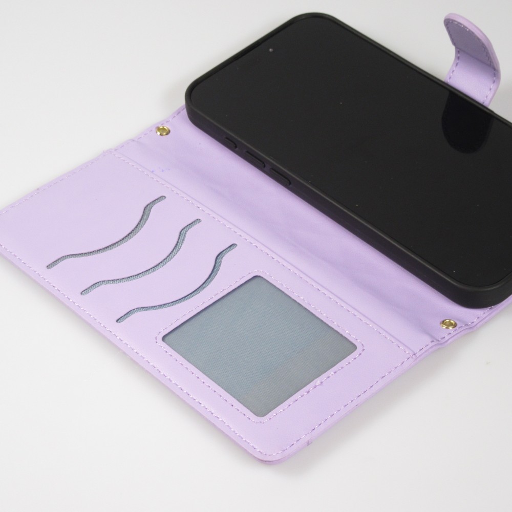 Fourre iPhone 16 Pro Max - Flip matelass&eacute; &eacute;l&eacute;gant avec fermeture magn&eacute;tique et lani&egrave;re et emplacements pour cartes - Violet clair