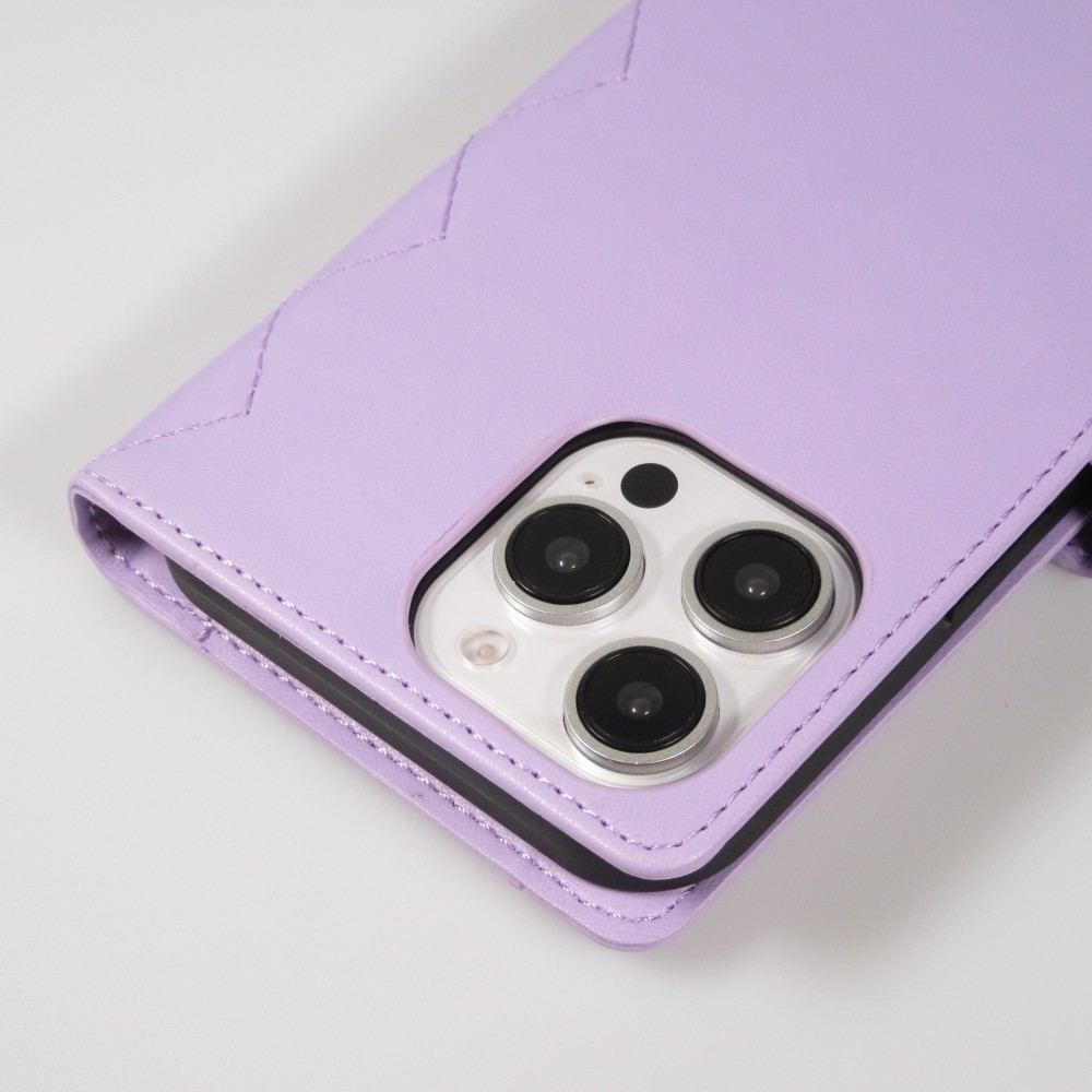 Fourre iPhone 16 Pro Max - Flip matelass&eacute; &eacute;l&eacute;gant avec fermeture magn&eacute;tique et lani&egrave;re et emplacements pour cartes - Violet clair