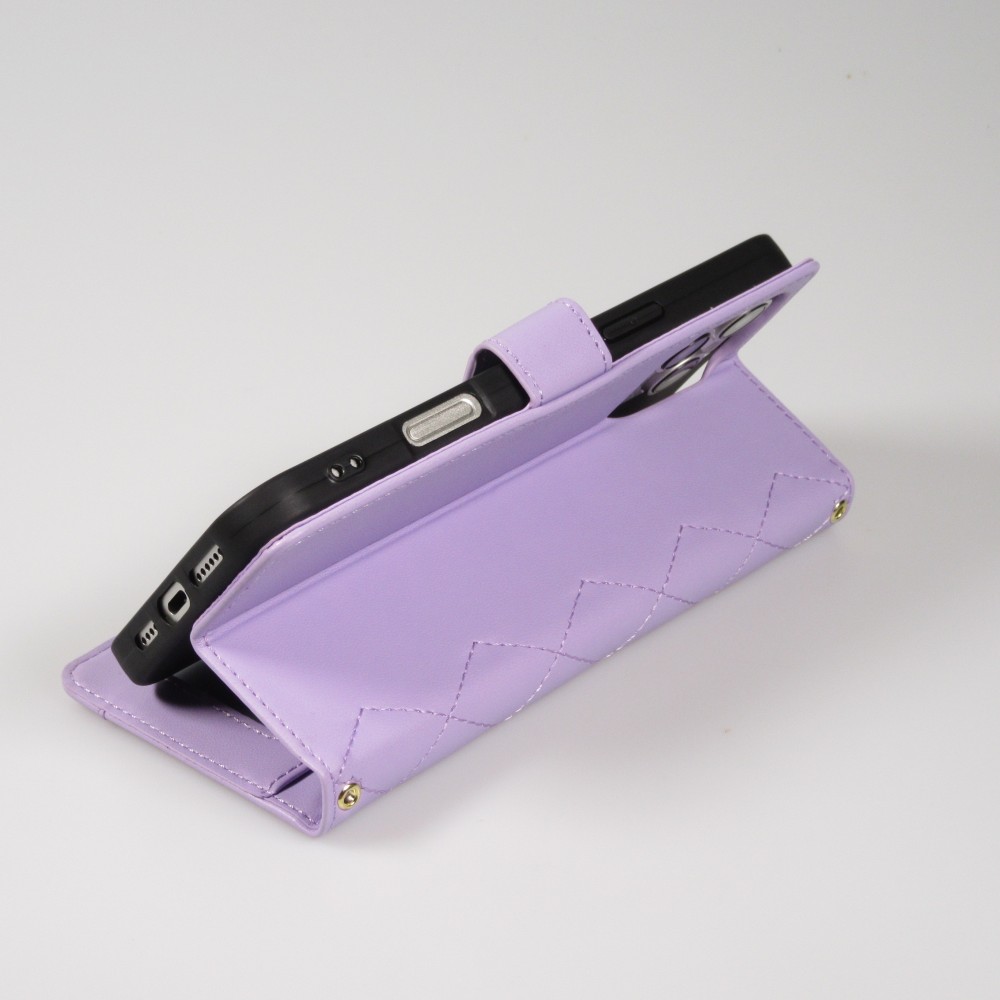 Fourre iPhone 16 Pro Max - Flip matelass&eacute; &eacute;l&eacute;gant avec fermeture magn&eacute;tique et lani&egrave;re et emplacements pour cartes - Violet clair