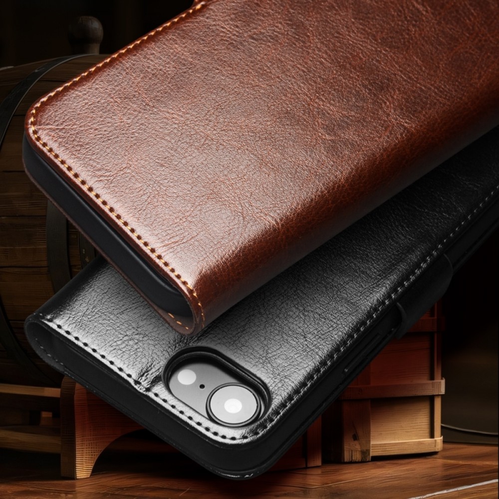 Fourre iPhone 16e - Flip Qialino cuir véritable avec fermeture magnétique - Noir